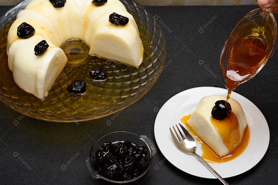 Manjar branco com calda de ameixa e canela