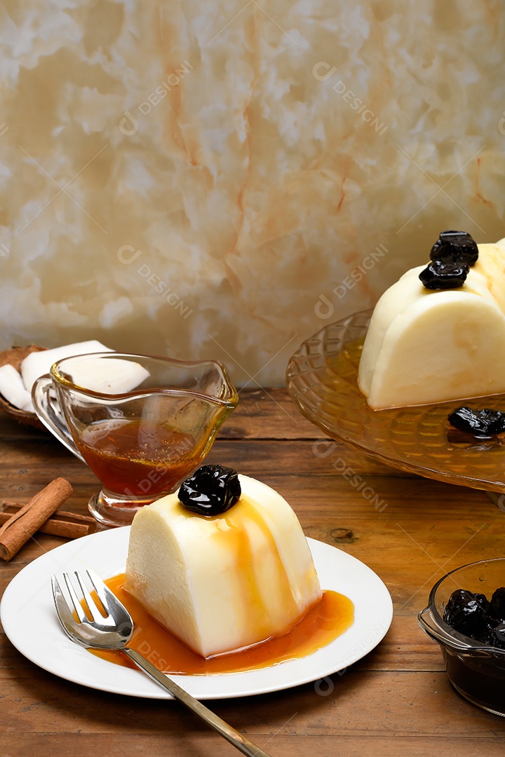 Manjar branco com calda de ameixa e canela