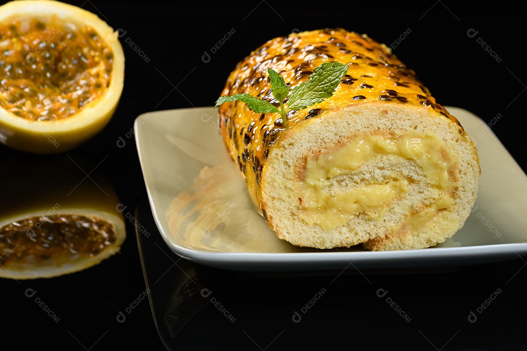 Rocambole doce caramelizado de maracujá sobre fundo isolado preto