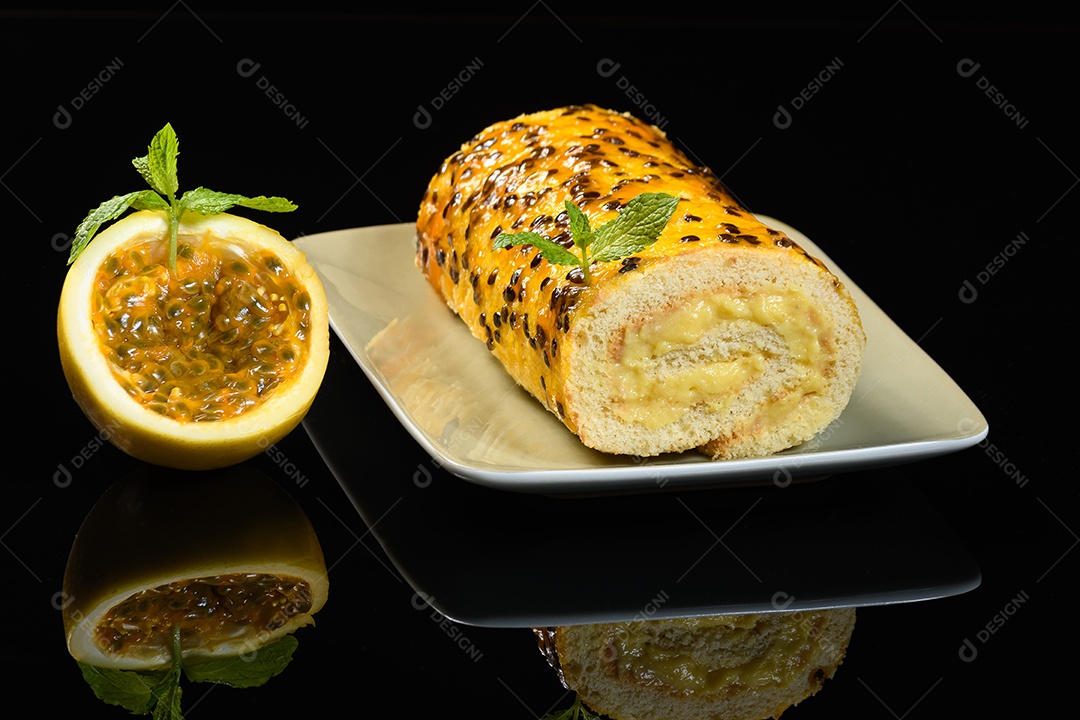 Rocambole doce caramelizado de maracujá sobre fundo isolado preto