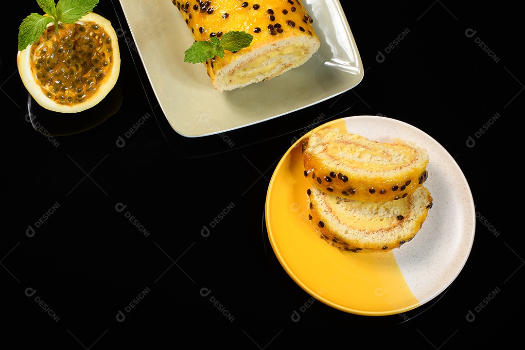 Rocambole doce de maracujá sobre fundo isolado preto