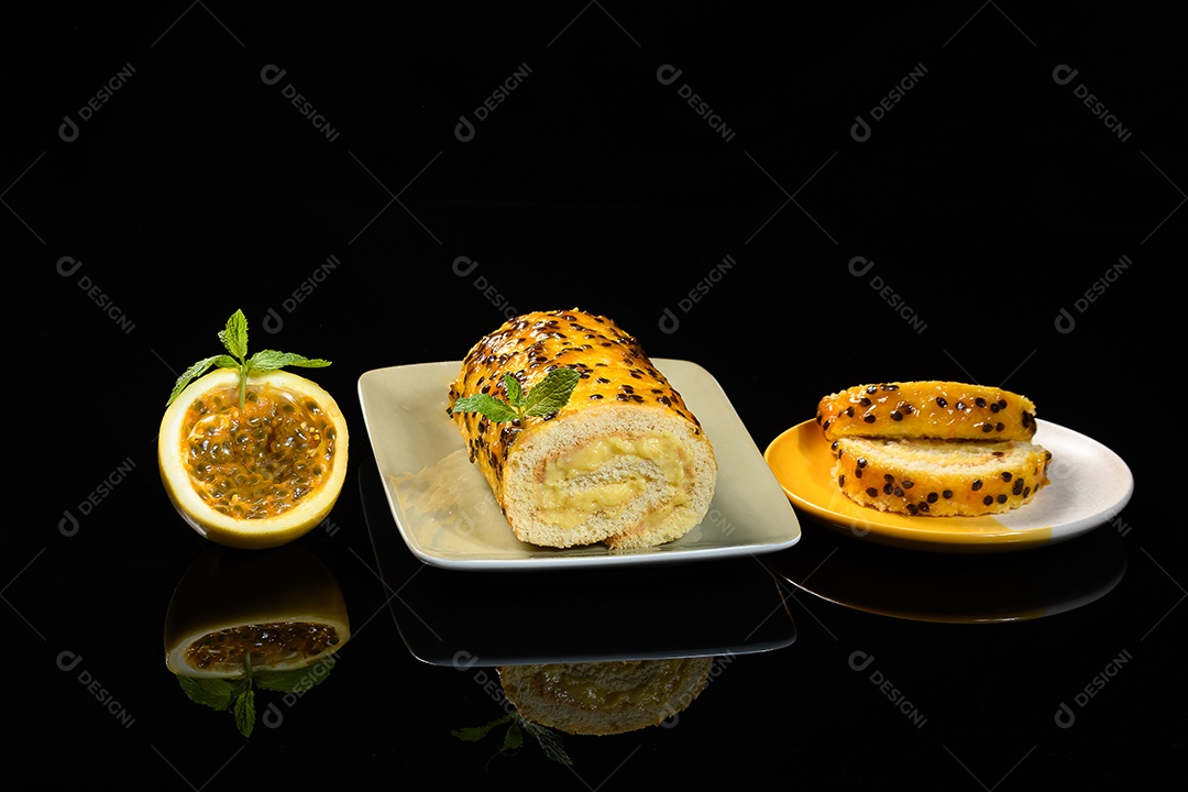 Rocambole doce de maracujá sobre fundo isolado preto