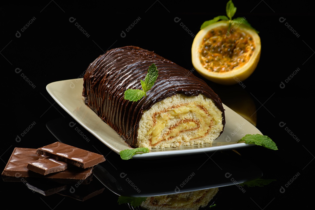 Rocambole doce coberto de chocolate recheio de maracujá