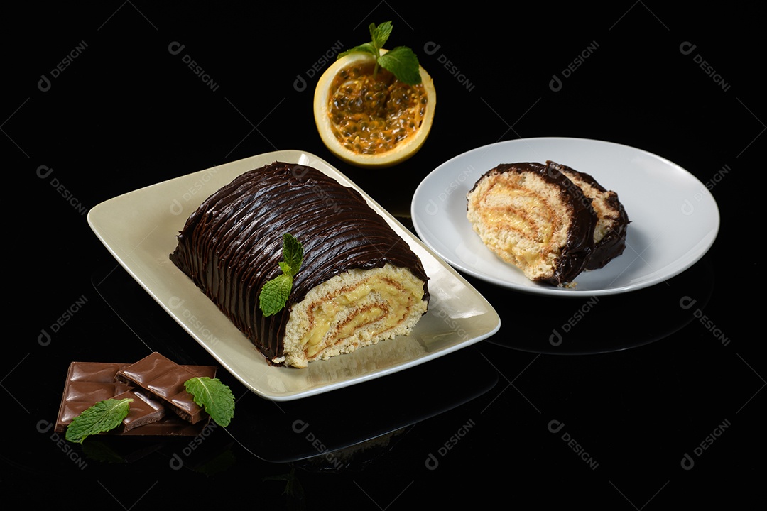 Rocambole doce coberto de chocolate recheio de maracujá