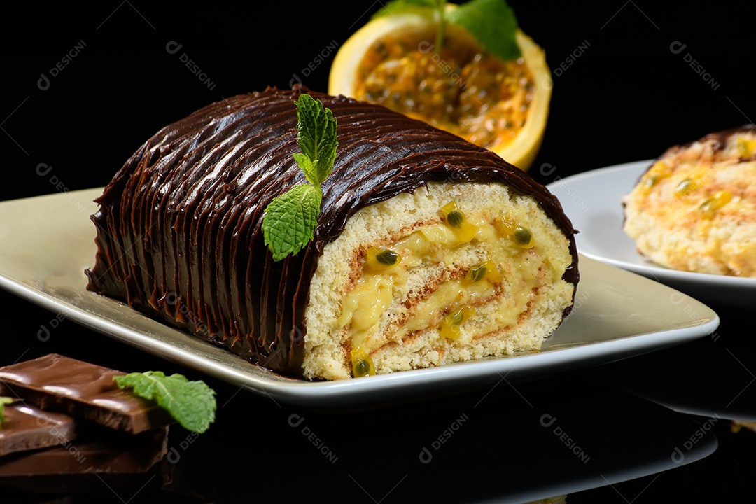 Rocambole doce coberto de chocolate recheio de maracujá