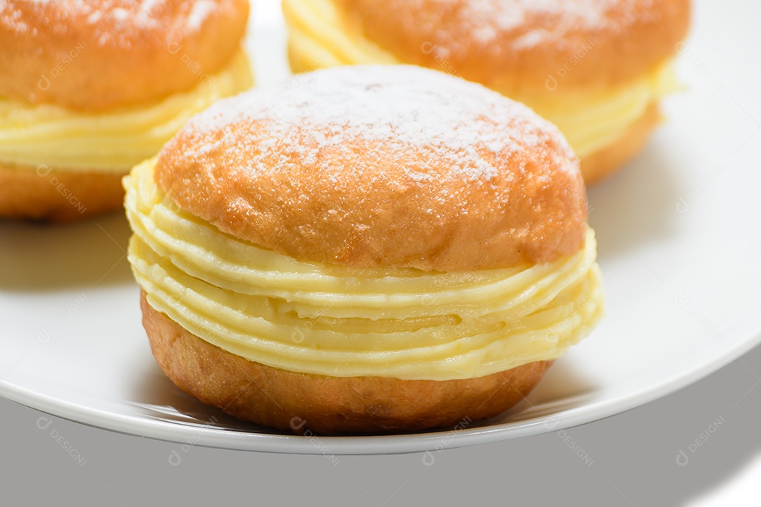 Sonhos gourmet encima do prato branco