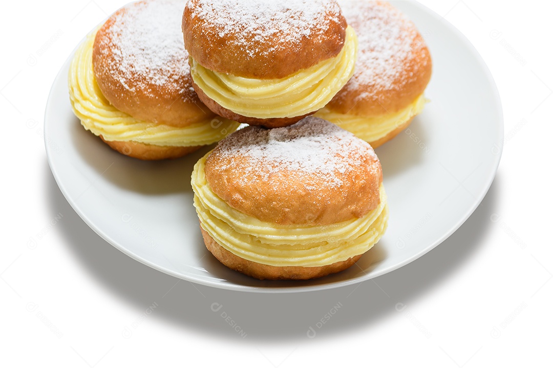 Sonhos gourmet encima do prato branco