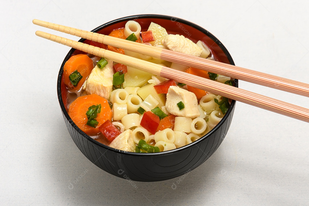 Sopa de macarrão com legumes