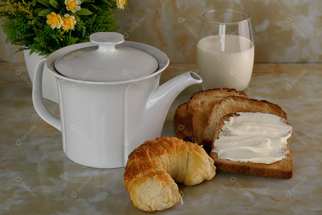 Bule leite torradas com requeijão croissant