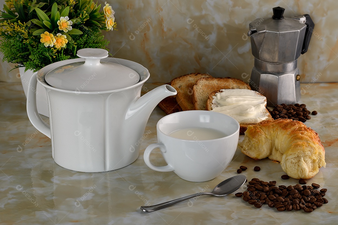 Bule leite torradas com requeijão croissant café