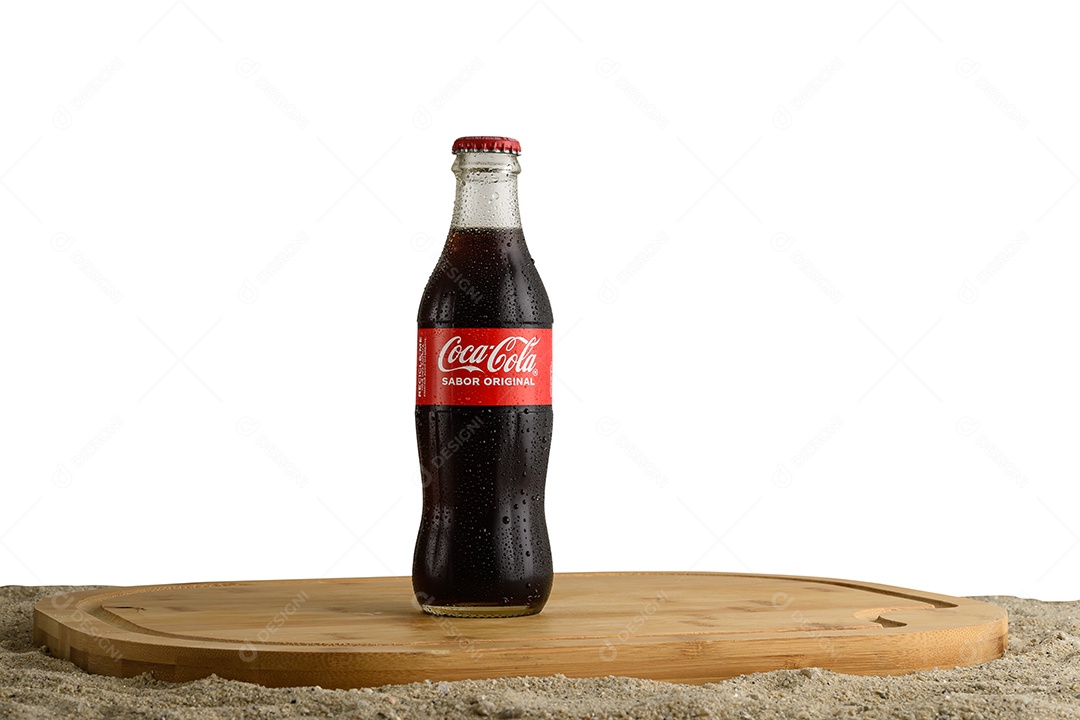 Mini garrafa de coca cola sobre tábua