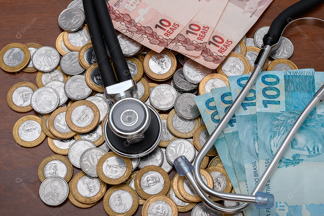 Estetoscópio moedas e notas de dinheiro