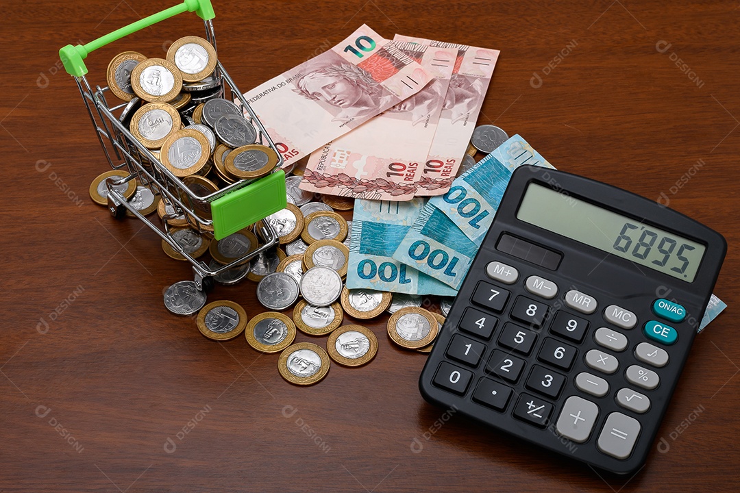 Notas de dinheiro moedas calculadora e miniatura de carrinho