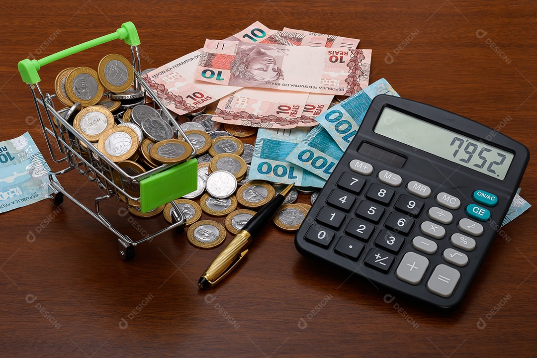 Notas de dinheiro moedas calculadora e miniatura de carrinho