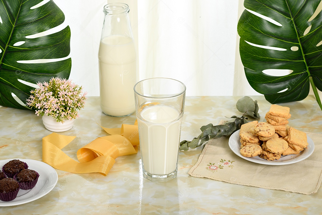 Copo de leite com biscoitos e brigadeiros
