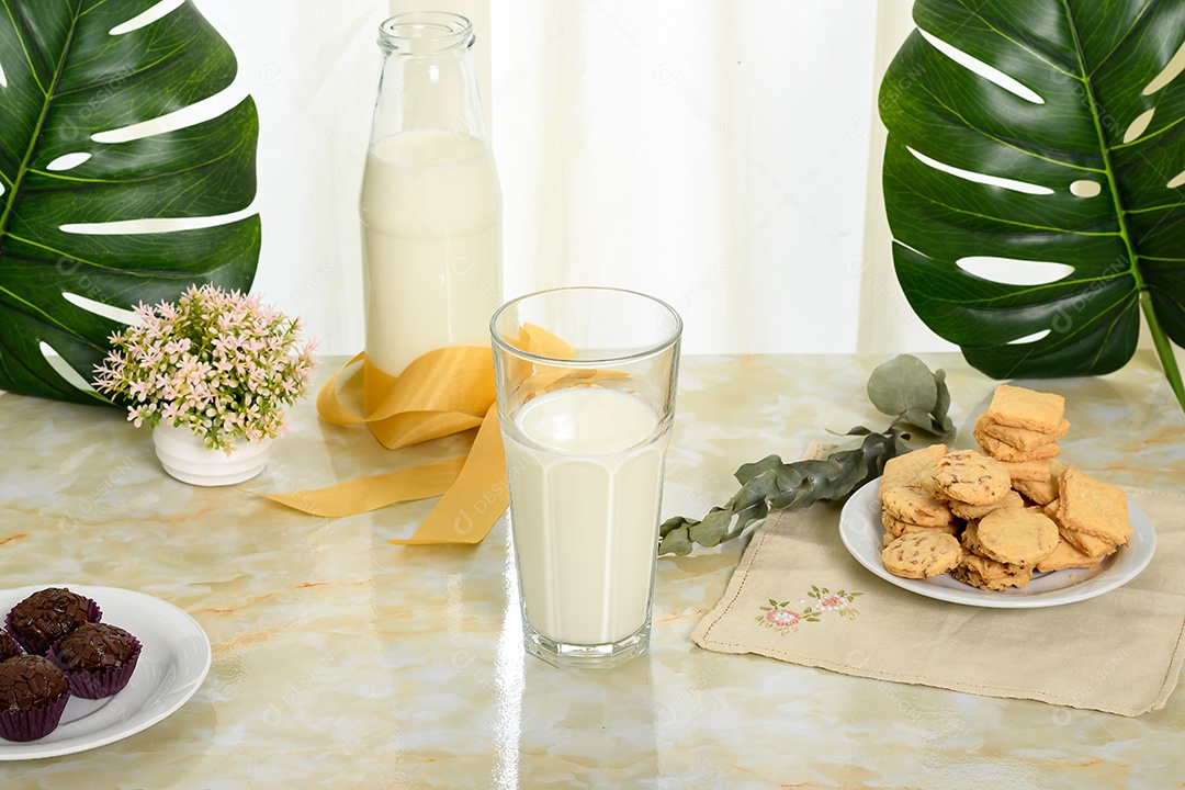 Leite e biscoitos