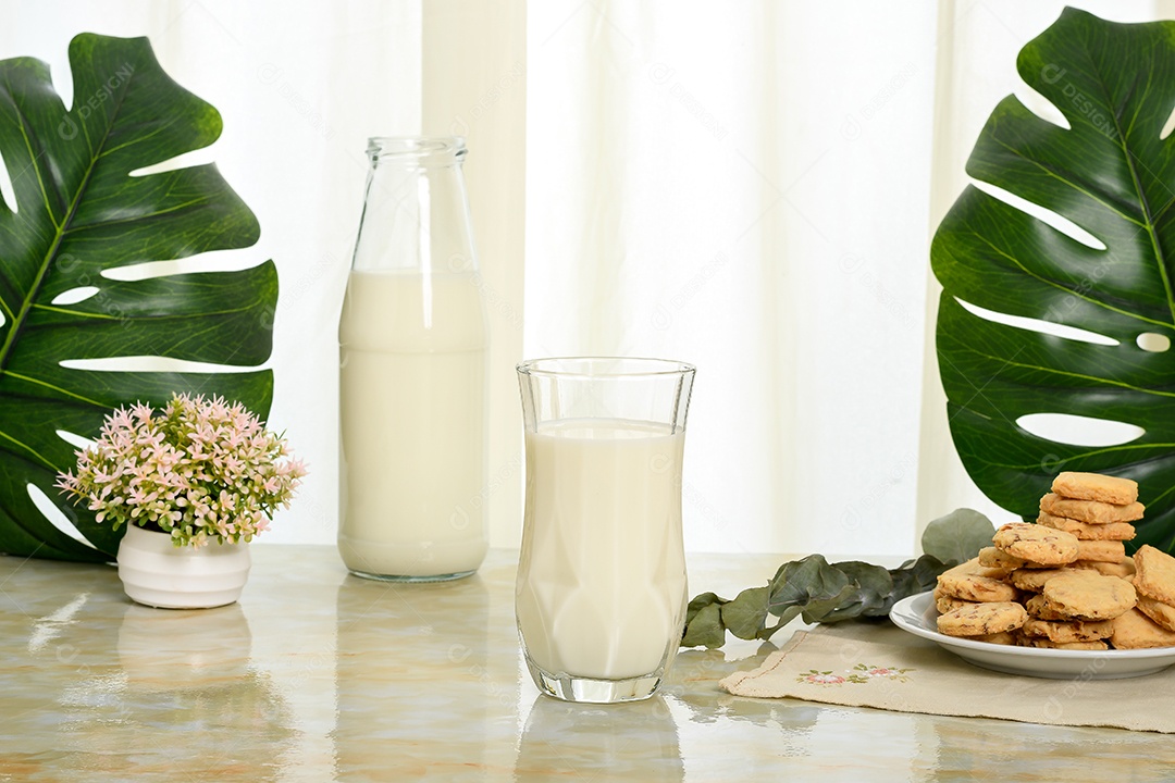 Leite e biscoitos
