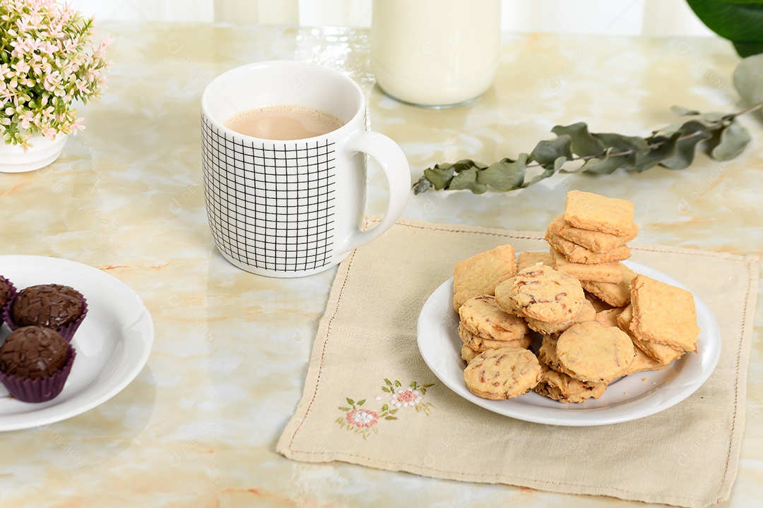 Caneca de cappuccino com cookies biscoitos e brigadeiros