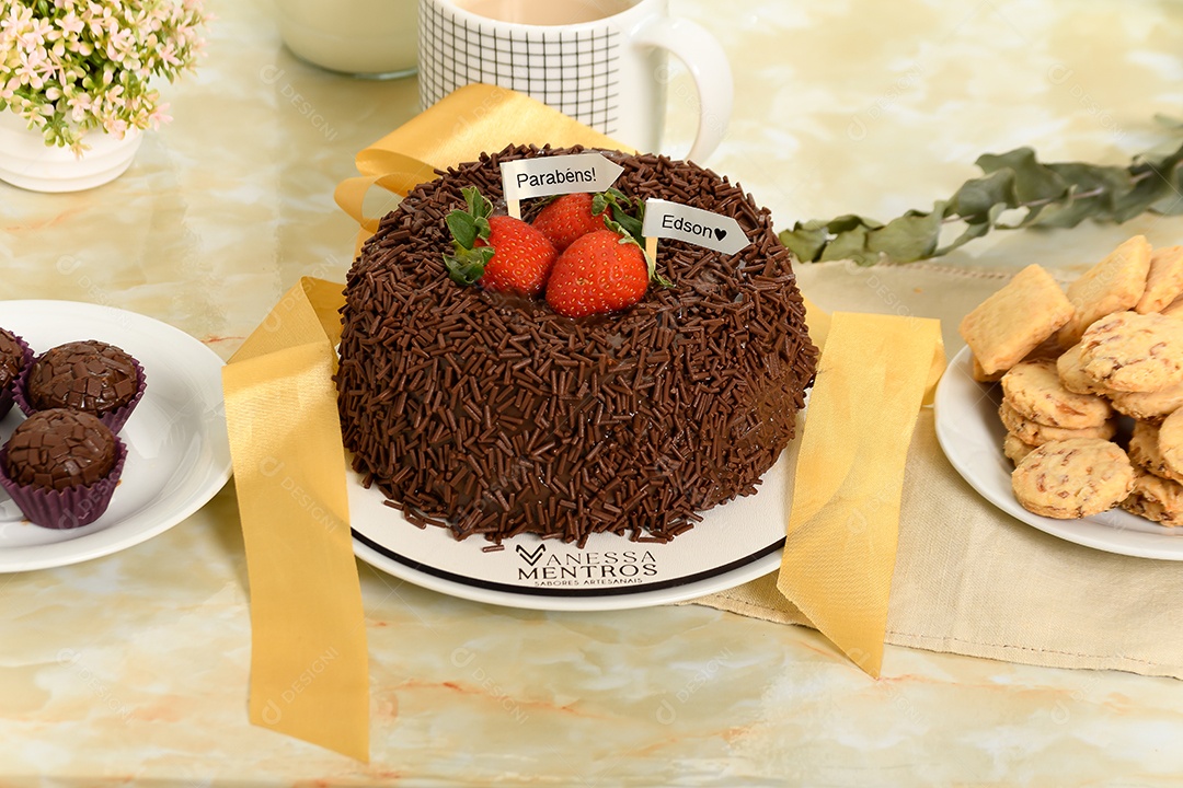 Bolo de chocolate com morangos