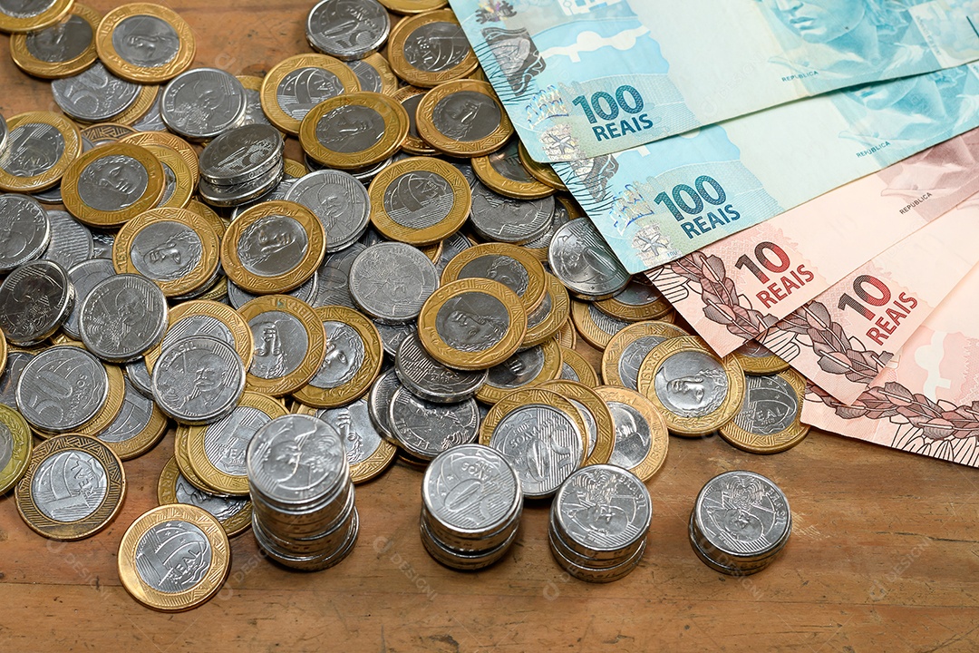 Várias moedas e notas de dinheiro