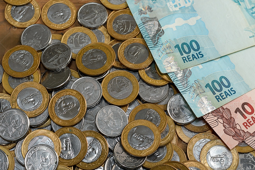 Várias moedas e notas de dinheiro