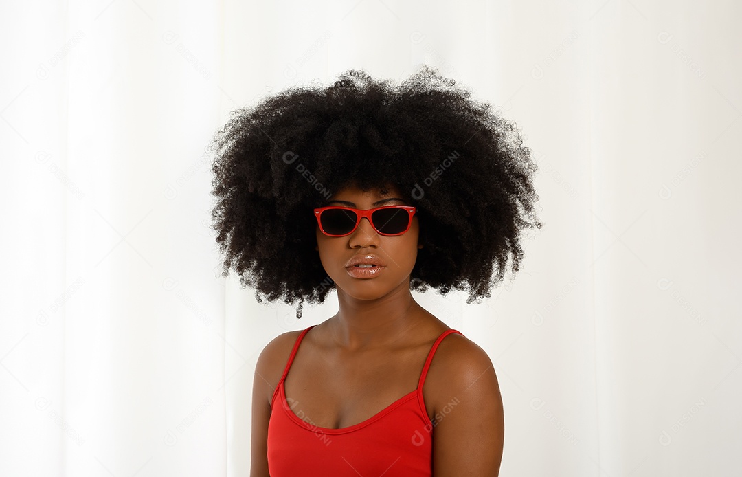 Jovem negra bonita de óculos