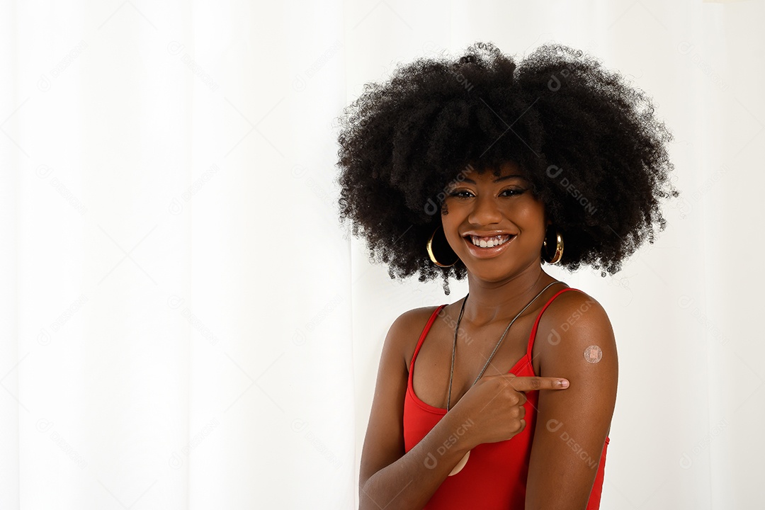 Moça jovem mostrando vacinação