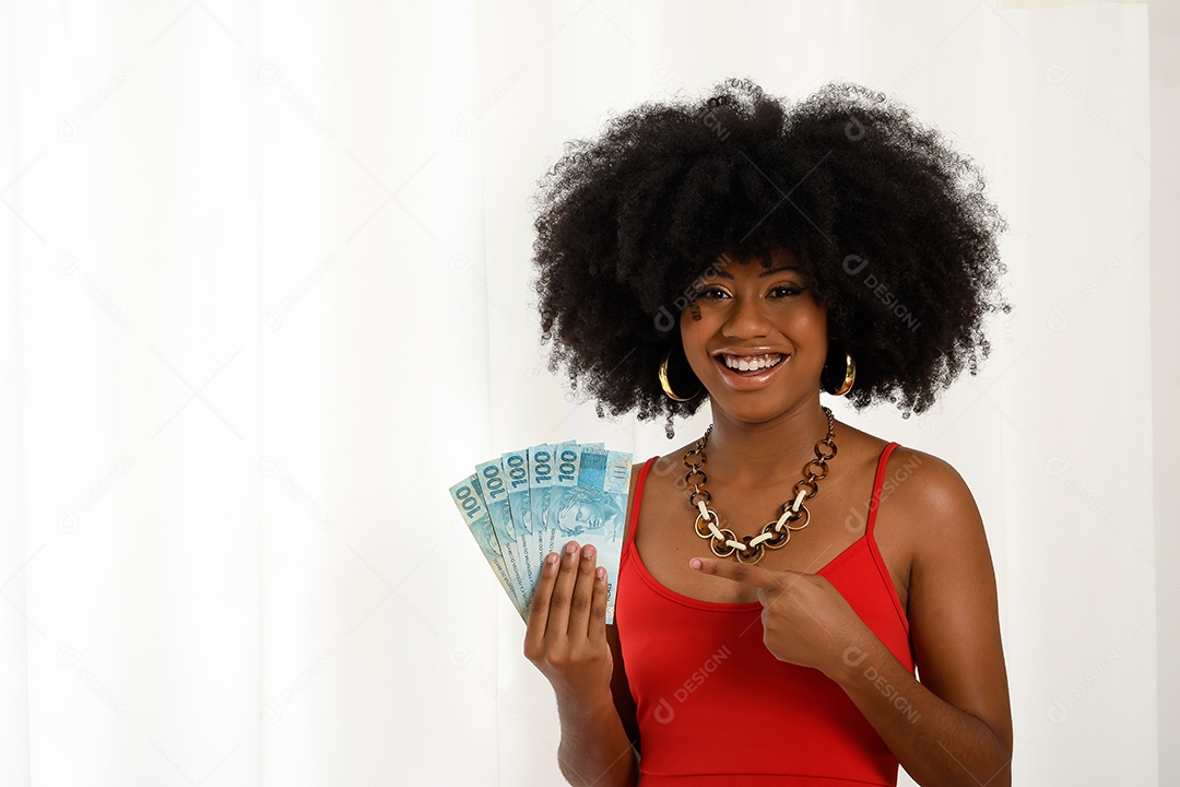 Jovem feliz mostrando dinheiro