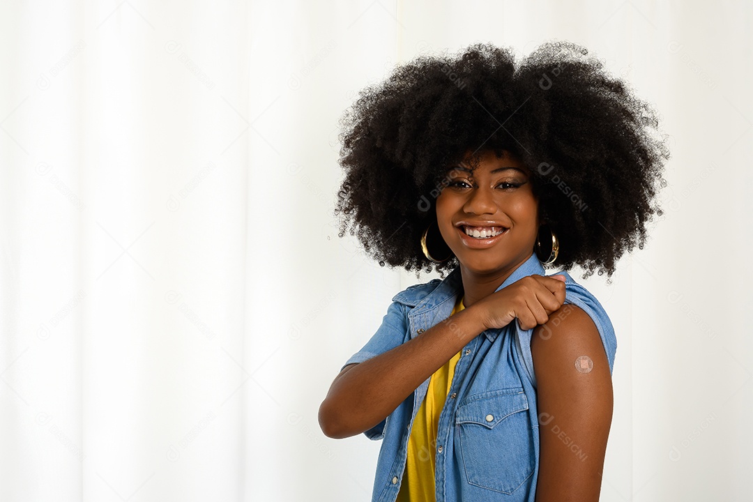 Mulher jovem com vacina em dias