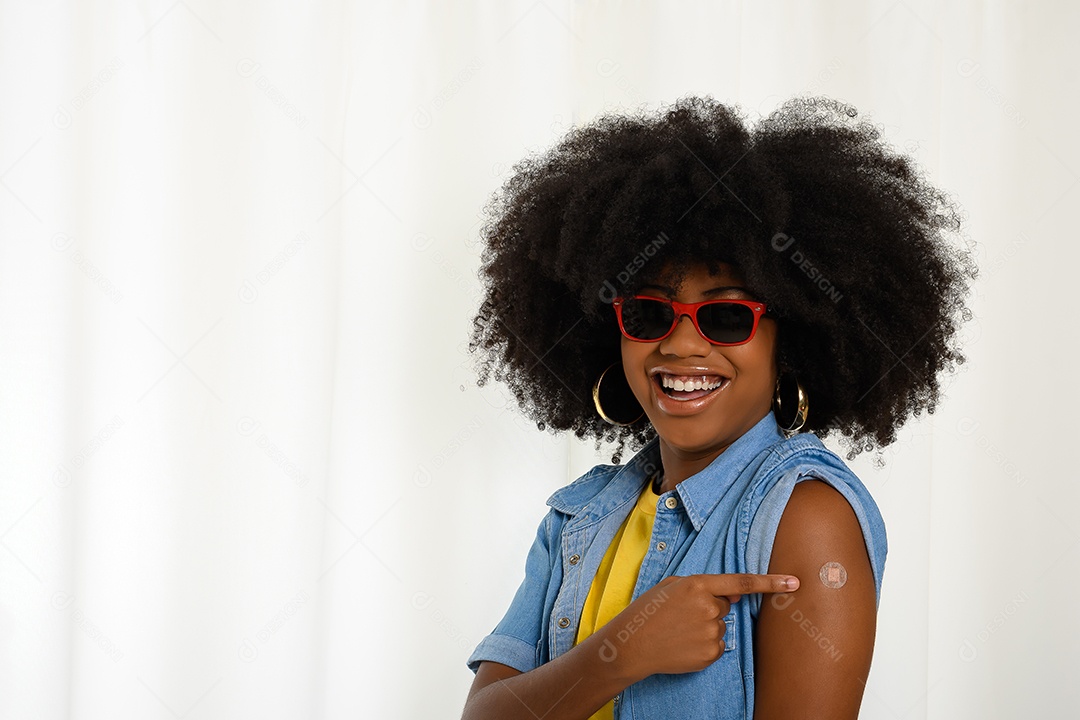 Jovem mulher com vacinação em dias