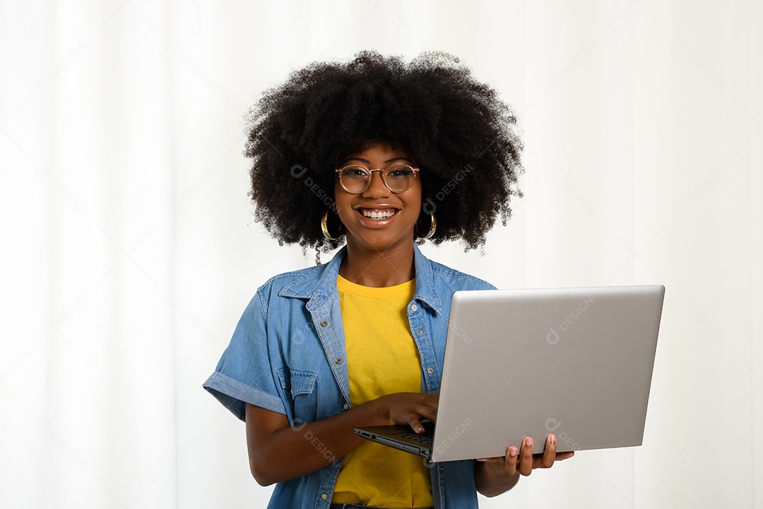 Jovem negra linda com notebook