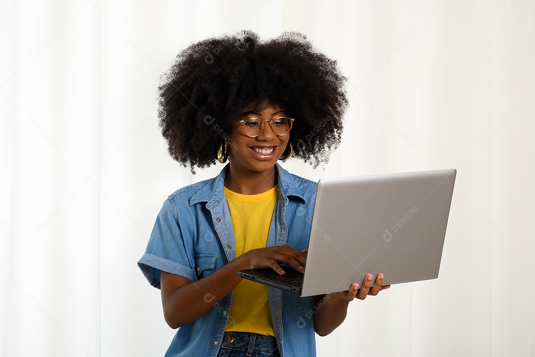 Linda mulherMulher bela jovem negra notebook fotos imagem JPG  negra feliz mexendo no notebook