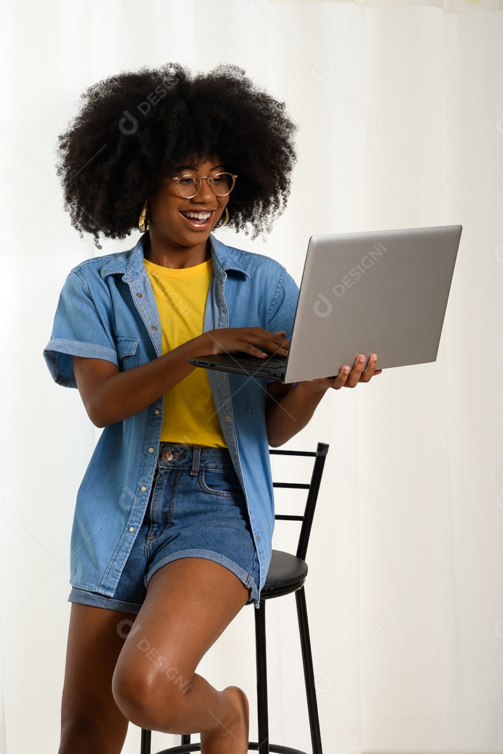 Mulher negra linda feliz mexendo no notebook