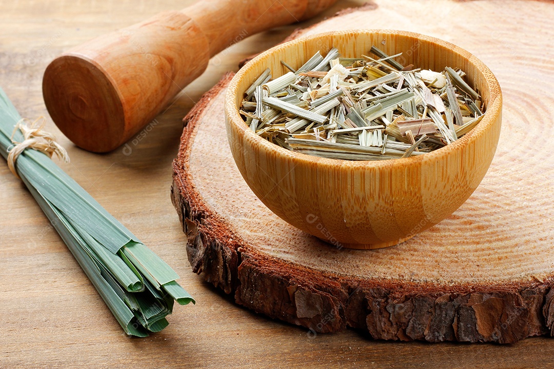 Porção de capim limão orgânico seco na mesa de madeira rústica