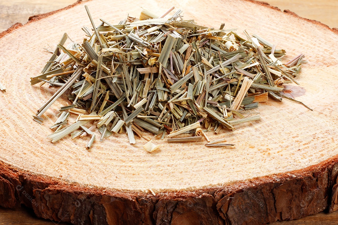 Porção de capim limão orgânico seco na mesa de madeira rústica