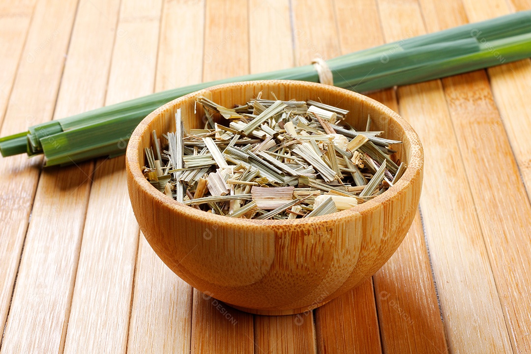 Porção de capim limão orgânico seco na mesa de madeira rústica