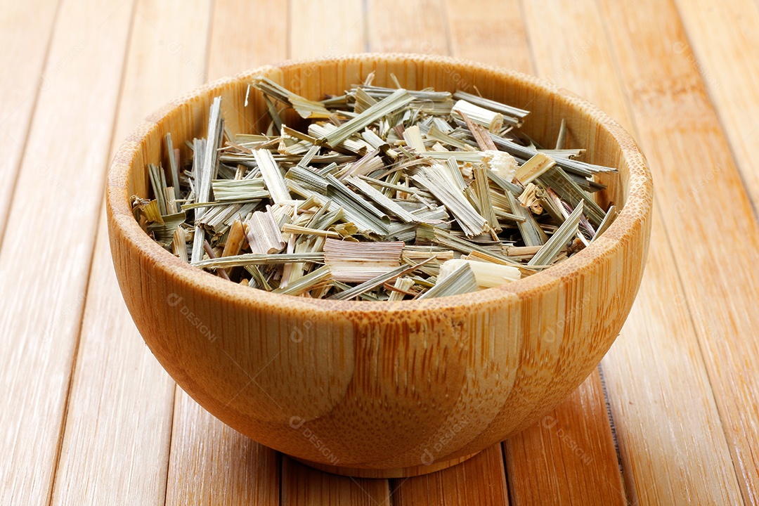 Porção de capim limão orgânico seco na mesa de madeira rústica