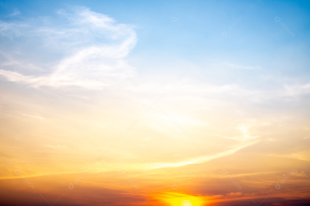 Lindo céu ao amanhecer