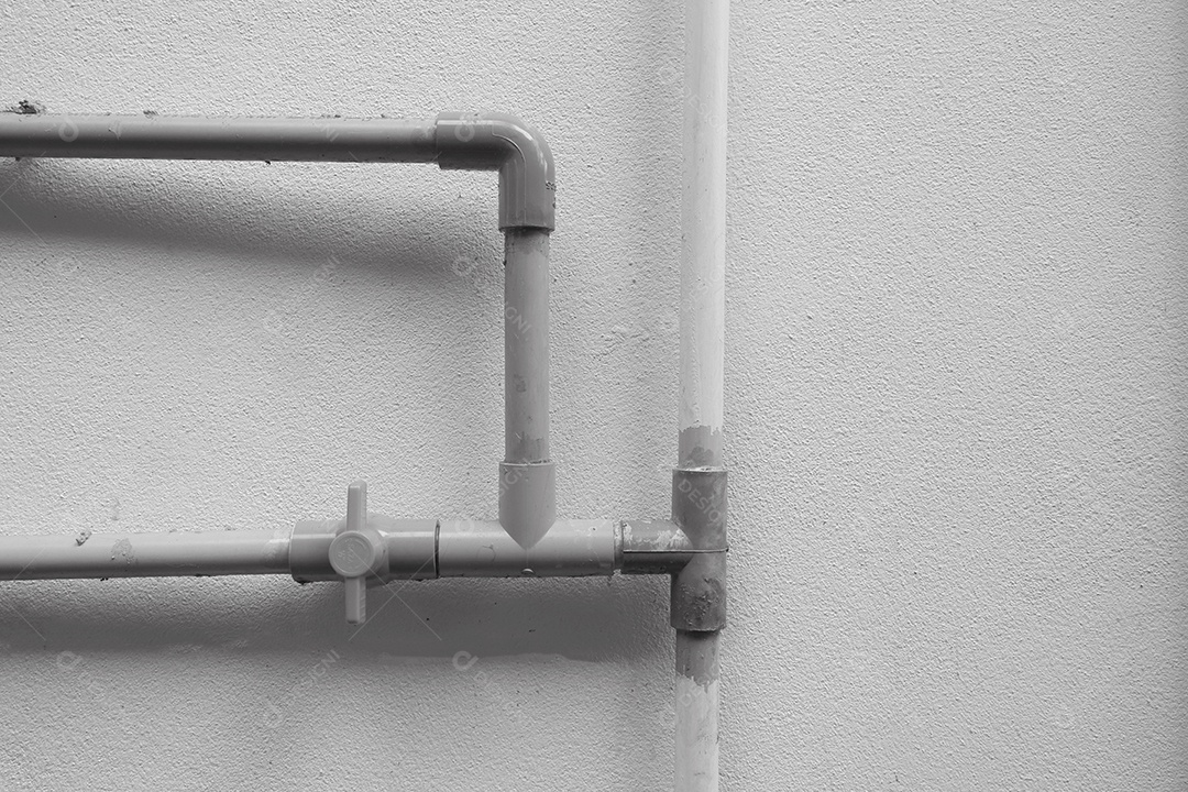 Tubos de PVC que se projetavam da parede de cimento causados ​​pelo sistema de água