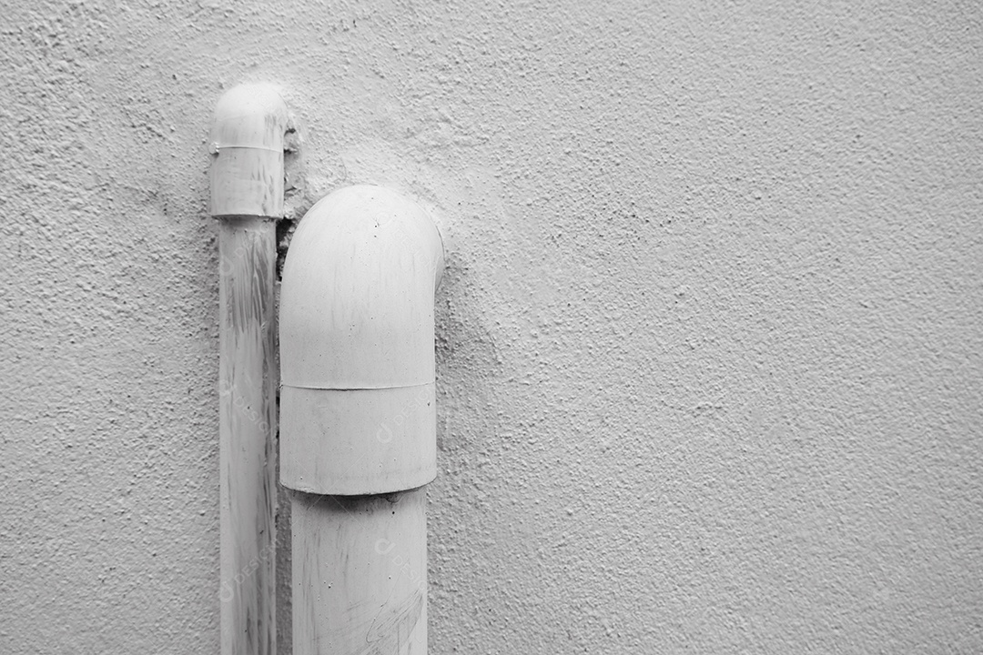 Tubos de PVC que se projetavam da parede de cimento causados ​​pelo sistema de água