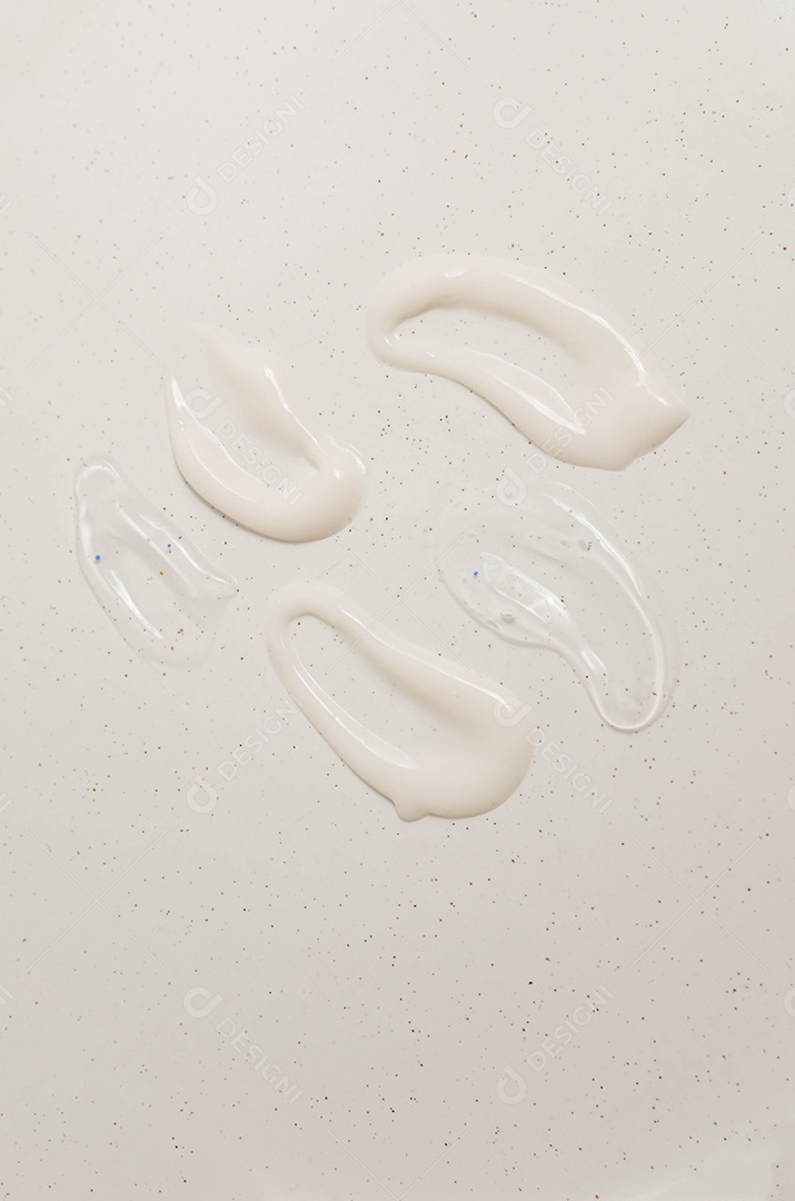 Manchas cosméticas de textura cremosa sobre fundo bege