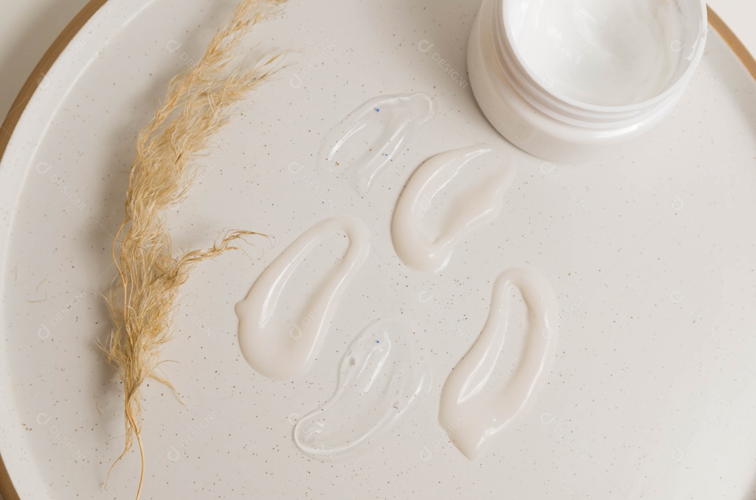 Manchas cosméticas de textura cremosa sobre fundo bege