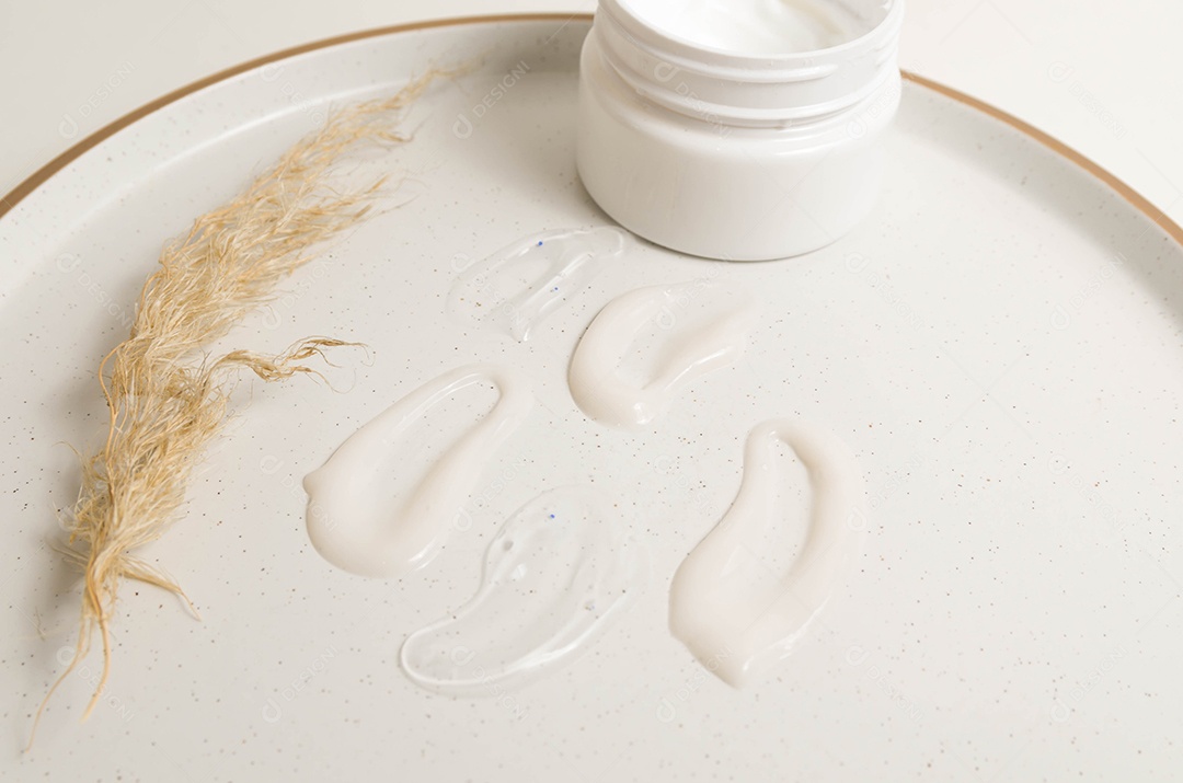 Manchas cosméticas de textura cremosa sobre fundo bege