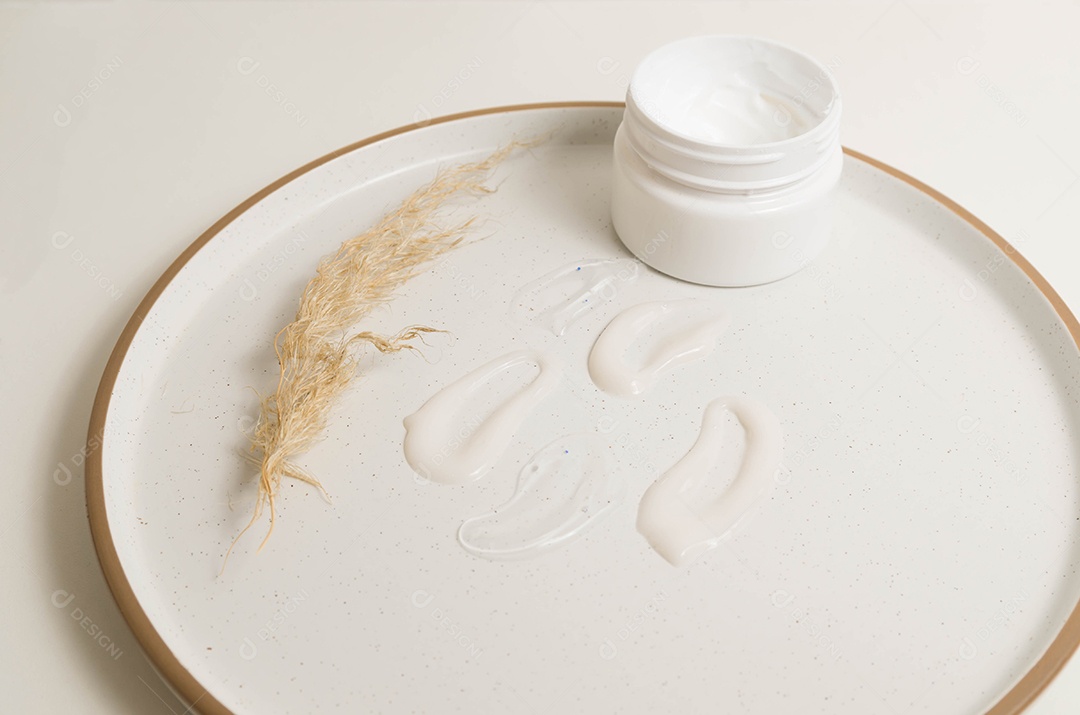 Manchas cosméticas de textura cremosa sobre fundo bege