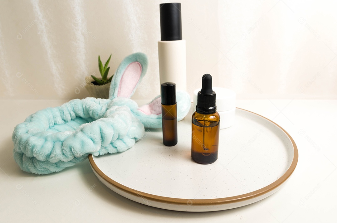 Frascos cosméticos conjunto de diferentes cosméticos no prato