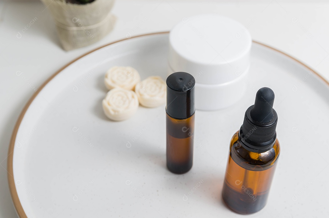 Frascos cosméticos conjunto de diferentes cosméticos no prato