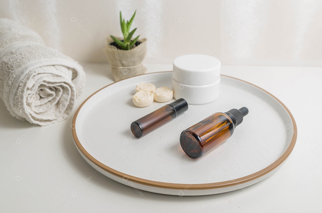 Embalagens cosméticas conjunto de diferentes cosméticos no prato