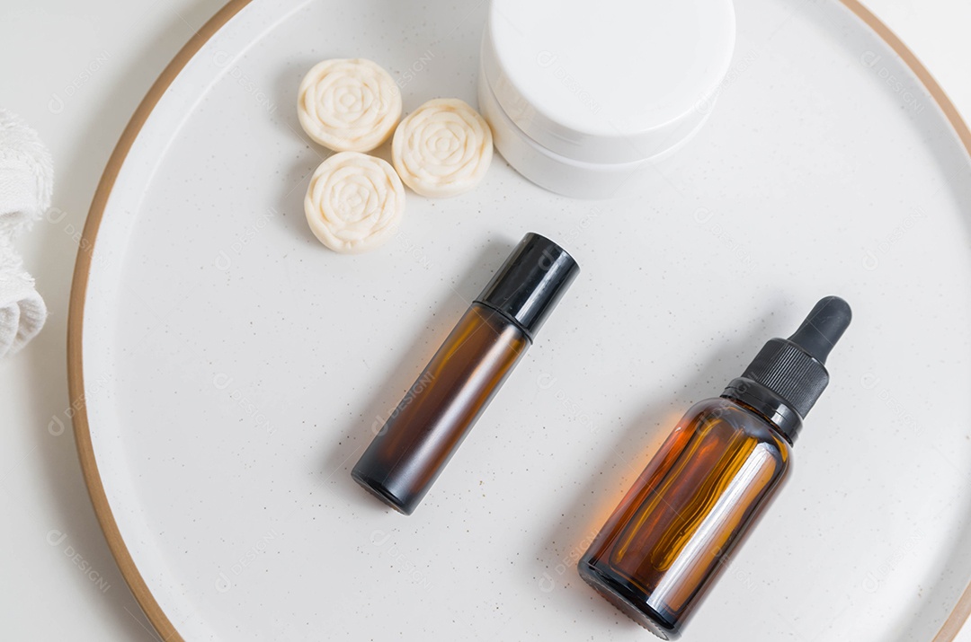 Embalagens cosméticas conjunto de diferentes cosméticos no prato