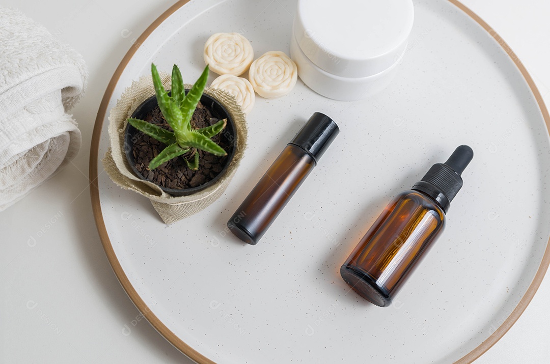 Embalagens cosméticas conjunto de diferentes cosméticos no prato