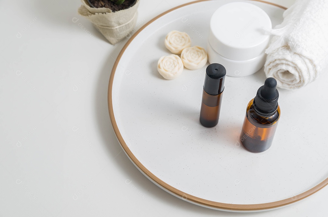 Embalagens cosméticas conjunto de diferentes cosméticos no prato